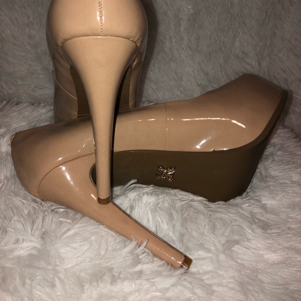 Heels - Picture 2 of 3